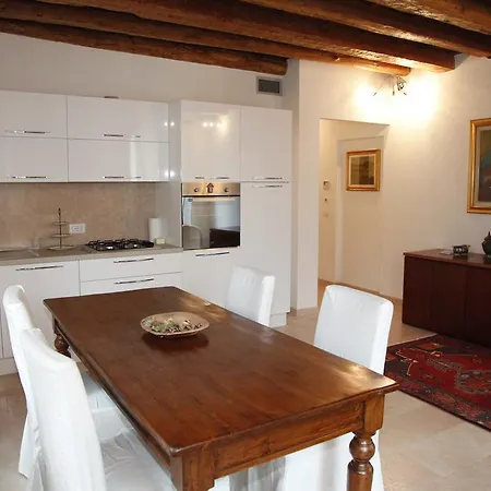 Centre 2 Bedroom Flat * Vérone