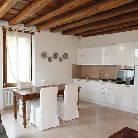 Centre 2 Bedroom Flat דירה ורונה